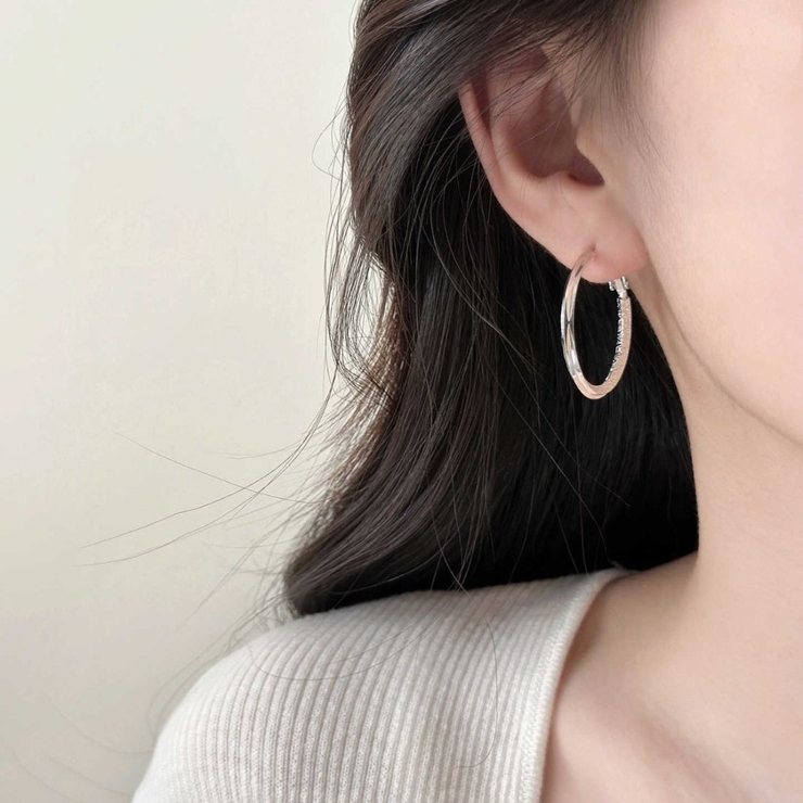 上品なきらめきスムースラインフープピアス アクセサリー ピアス | maison de LATIR | 詳細画像3 