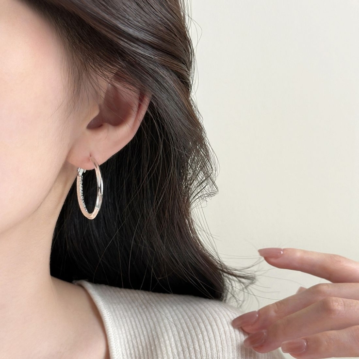 上品なきらめきスムースラインフープピアス アクセサリー ピアス | maison de LATIR | 詳細画像4 