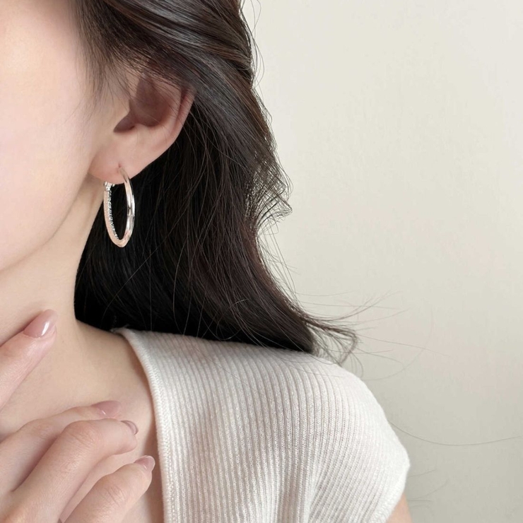 上品なきらめきスムースラインフープピアス アクセサリー ピアス | maison de LATIR | 詳細画像1 