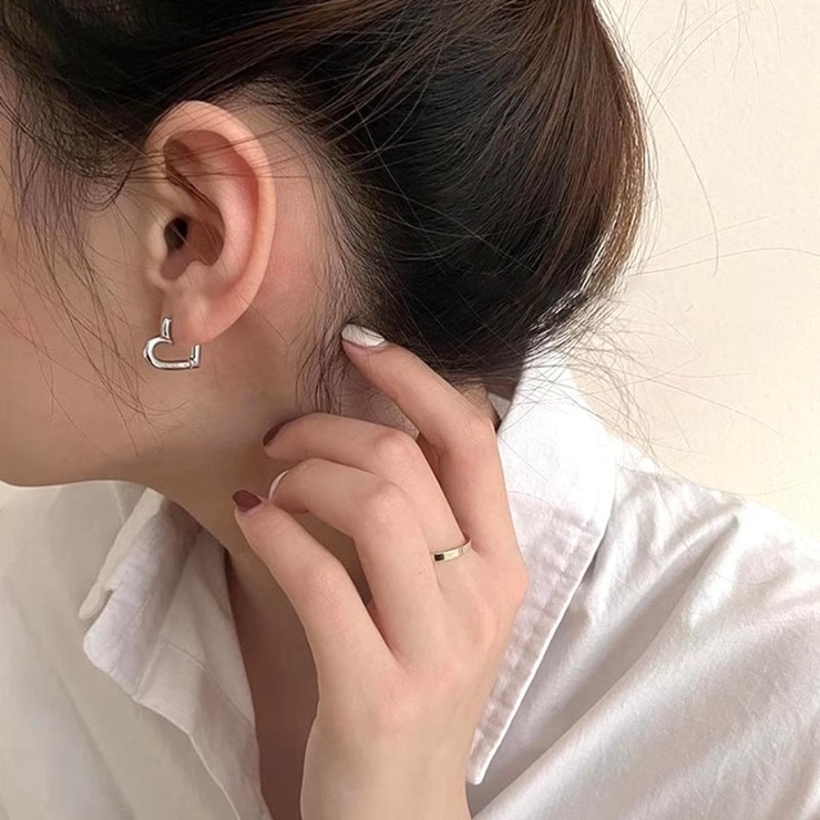 耳元にさりげない甘さを添える、ミニハートフープピアス アクセサリー 両耳セット | maison de LATIR | 詳細画像4 