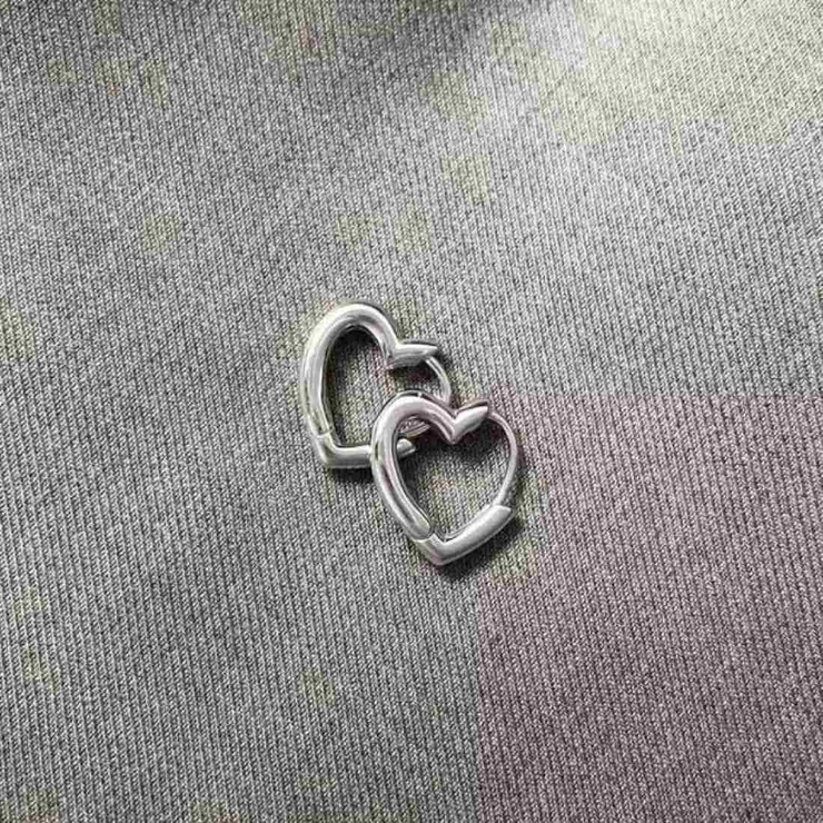 耳元にさりげない甘さを添える、ミニハートフープピアス アクセサリー 両耳セット | maison de LATIR | 詳細画像5 