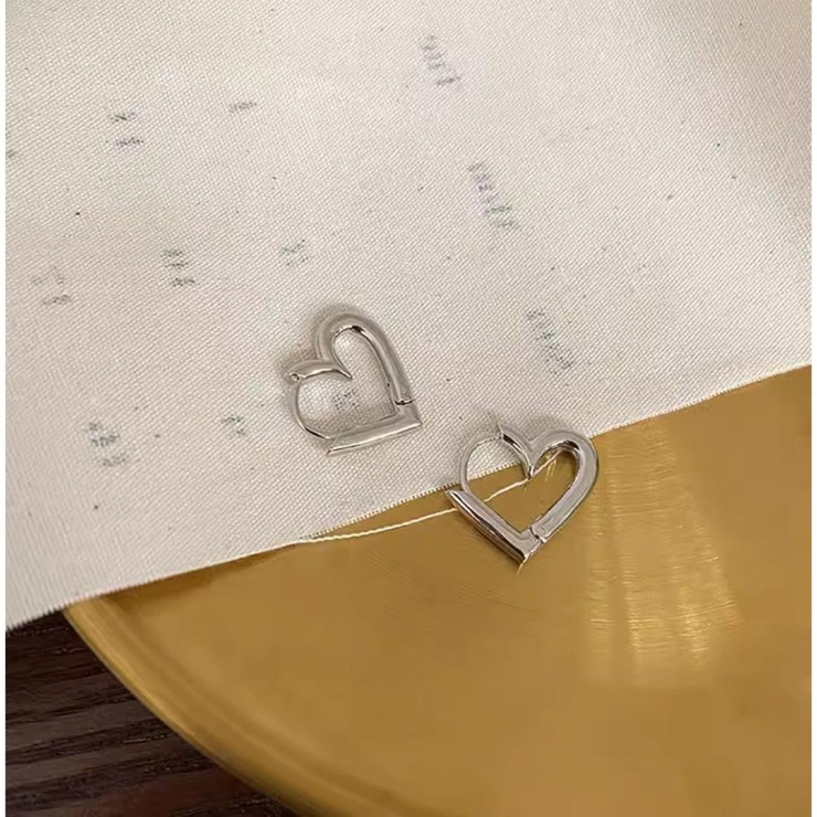 耳元にさりげない甘さを添える、ミニハートフープピアス アクセサリー 両耳セット | maison de LATIR | 詳細画像6 