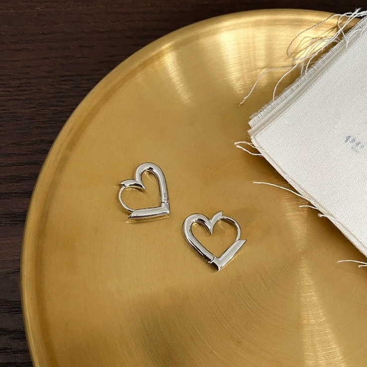 耳元にさりげない甘さを添える、ミニハートフープピアス アクセサリー 両耳セット | maison de LATIR | 詳細画像7 