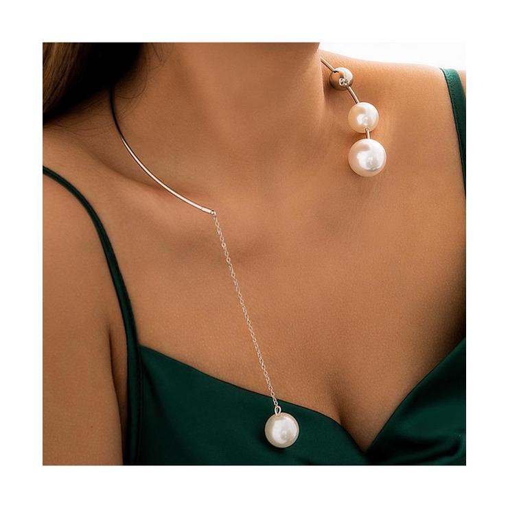 モードな雰囲気に仕上がるビッグパールアシンメトリーネックレス