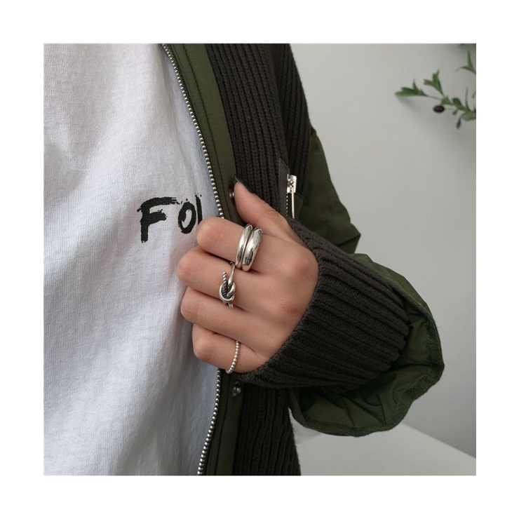 重ねるだけで雰囲気アップ。指先を飾るシルバーリング3点セット