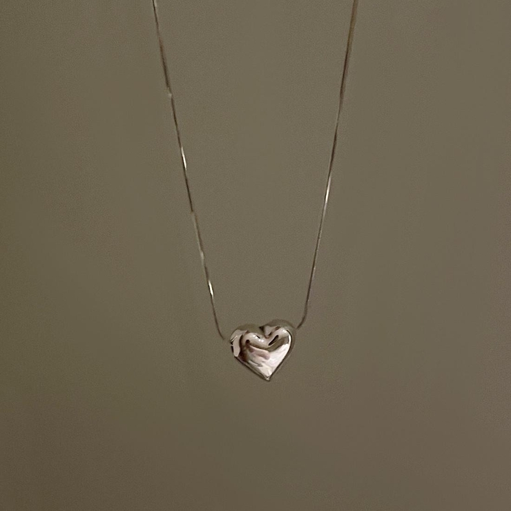 デイリーユースに最適なシンプルなハートモチーフネックレス シルバー