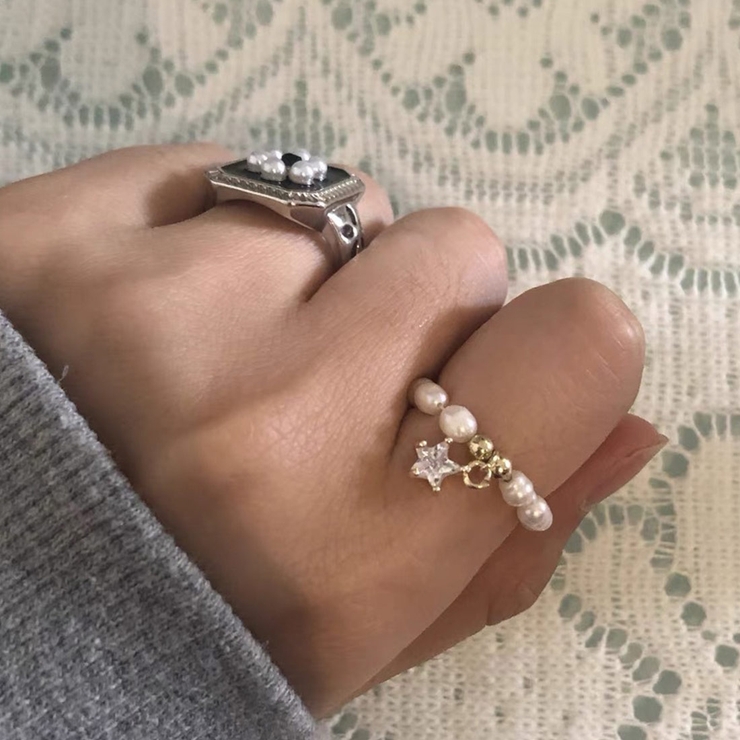 上品な輝きがかわいいパールラインリング アクセサリー 指元