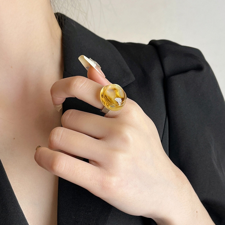 透明なストーンが美しいリング アクセサリー 指元[品番