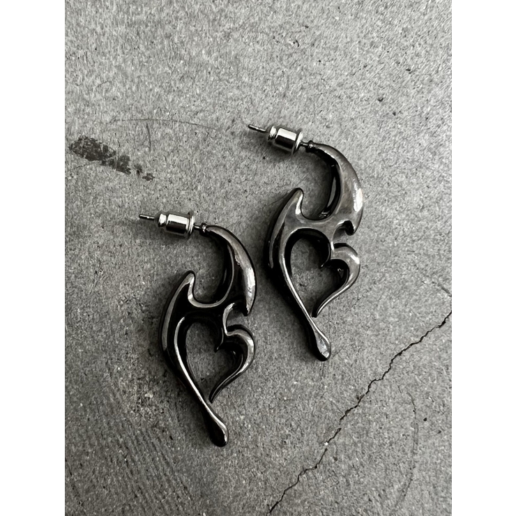 ブラック | トライバルハートピアス | EMODA