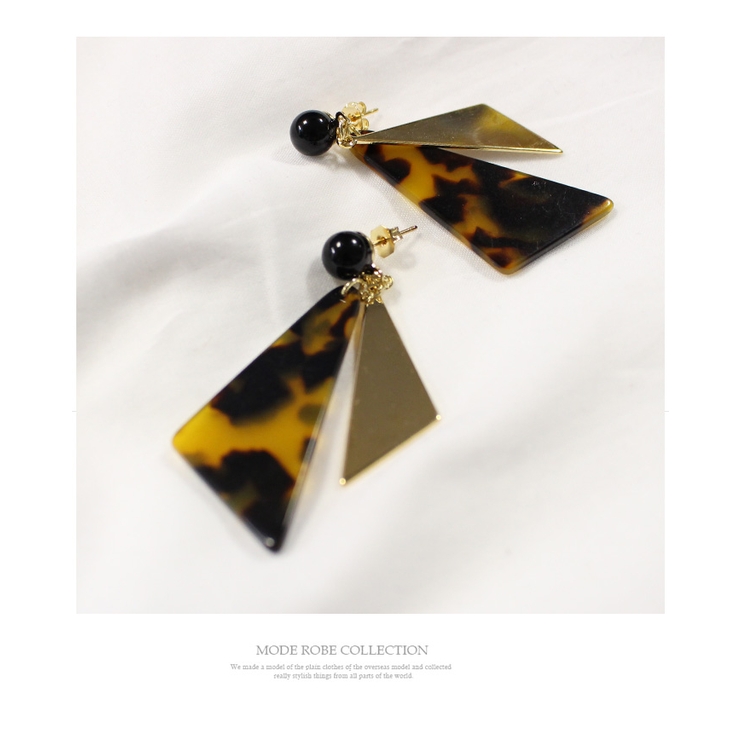 1708 ブラック系べっ甲*トライアングル*スティックピアス・イヤリング トライアングルべっ甲ピアス べっ甲ピアス 三角ピアス[品番