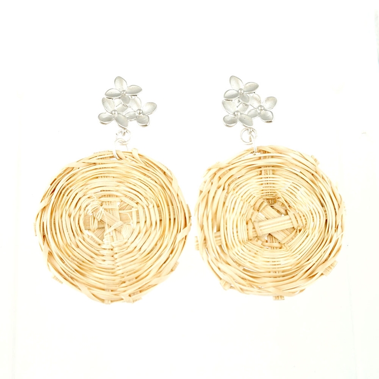 マットシルバー | フラワー＆ラタンピアス | monamona