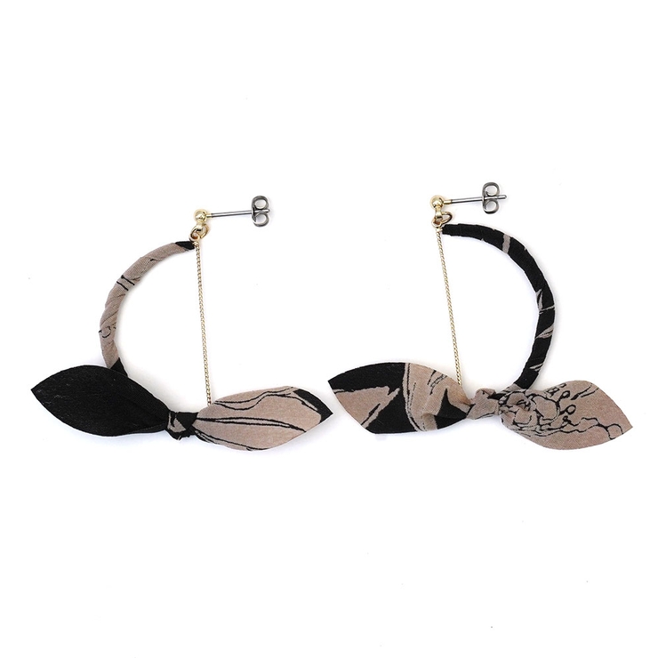 ブラウン | リボンモチーフピアス さがり ゆれる 花柄 | monamona