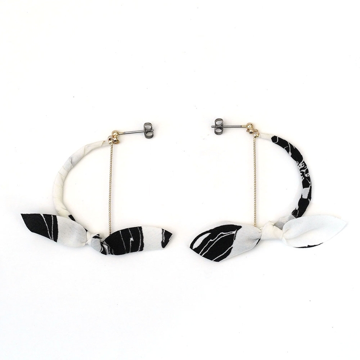 アイボリー | リボンモチーフピアス さがり ゆれる 花柄 | monamona