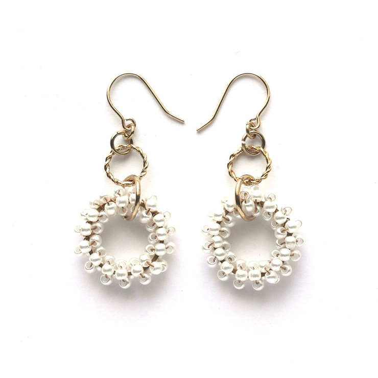 ホワイト | ビーズフープ下がりピアス | monamona