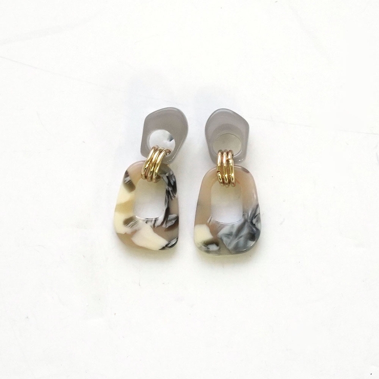 ベージュ | アクリルマーブル下がりピアス | monamona