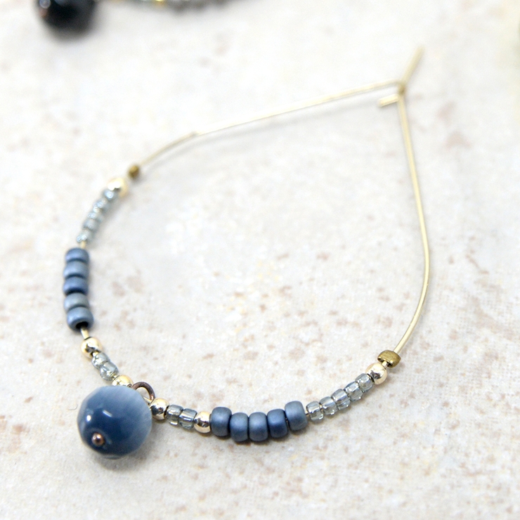 グレー | ドロップ型ビーズ＆キャッツ玉ピアス | monamona