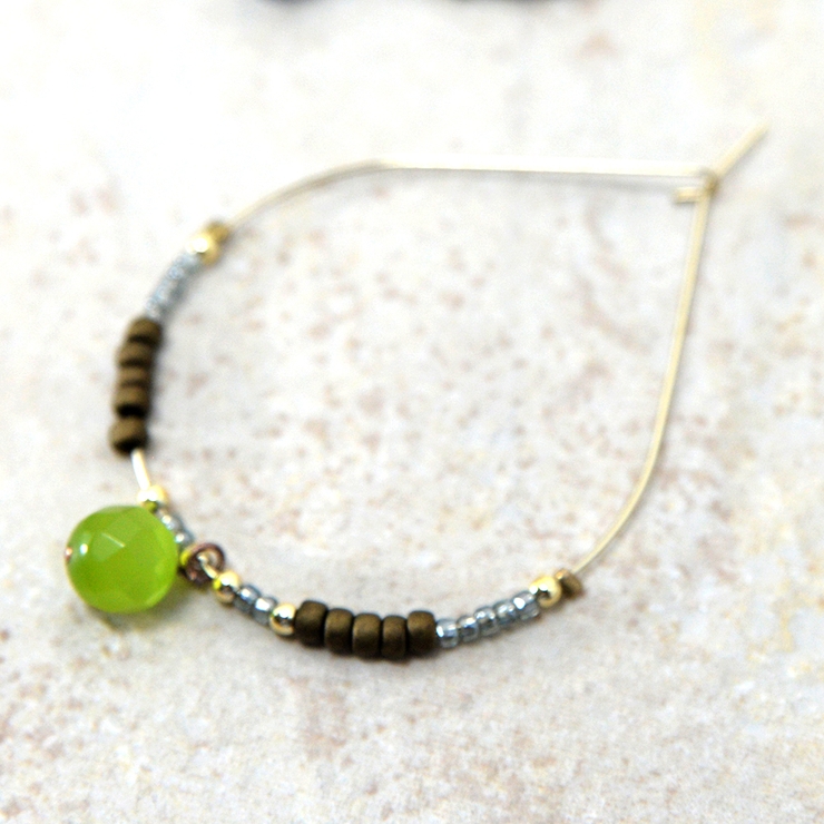 グリーン | ドロップ型ビーズ＆キャッツ玉ピアス | monamona