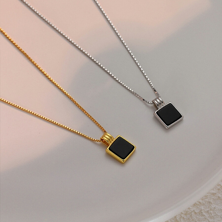 スクエアペンダントネックレス ブラック おしゃれ[品番：XL000002454