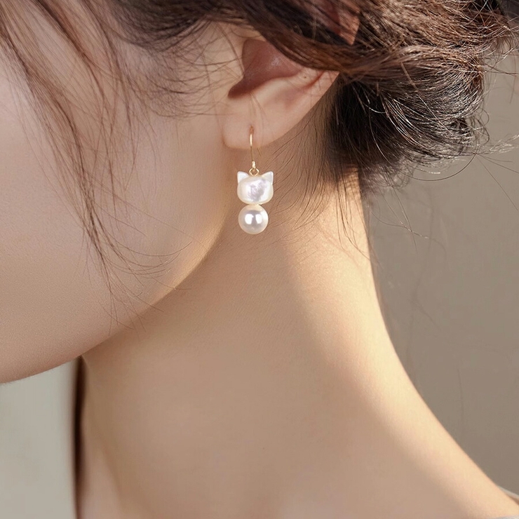 シェル＆パール猫モチーフピアス ホワイト ブラック[品番