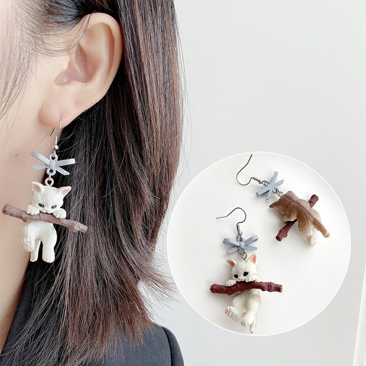 小枝ぶらさがり猫ピアス かわいい 個性的[品番：XL000003384