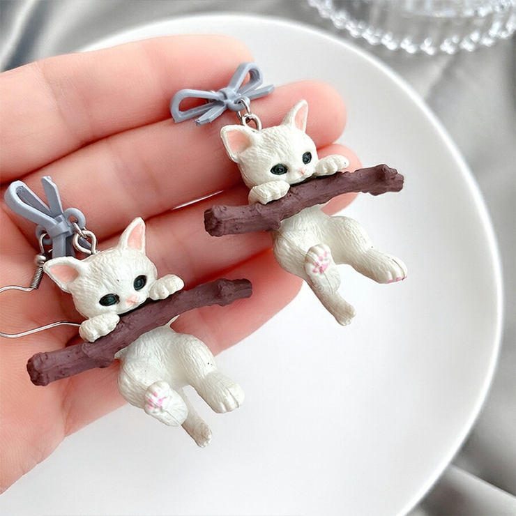 小枝ぶらさがり猫ピアス かわいい 個性的[品番：XL000003384