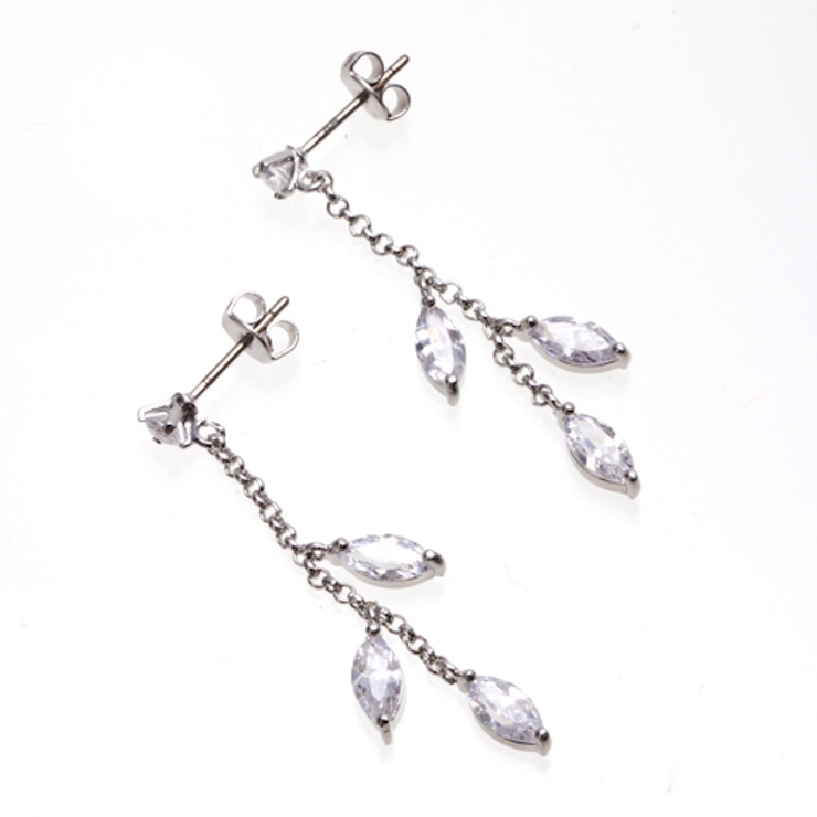 リーフモチーフピアス キュービックジルコニア３粒が耳元でキラキラ揺れるぶら下がり… | アクセサリーショップPIENA | 詳細画像4 