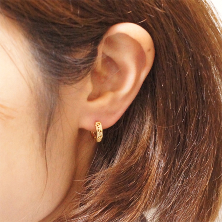 真ん中の模様が一味違ったワンタッチフープピアス 中折れタイプ シルバーとゴールド | アクセサリーショップPIENA | 詳細画像3 