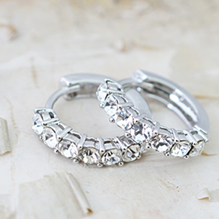 ラインストーンが輝く ハーフエタニティフープピアス直径14 0ミリ（外径） | アクセサリーショップPIENA | 詳細画像4 