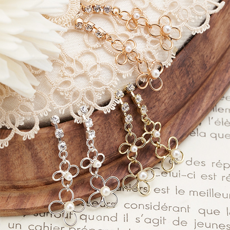 チタン製ポスト 大小のフラワーモチーフがぶら下がったスタッドピアス | アクセサリーショップPIENA | 詳細画像1