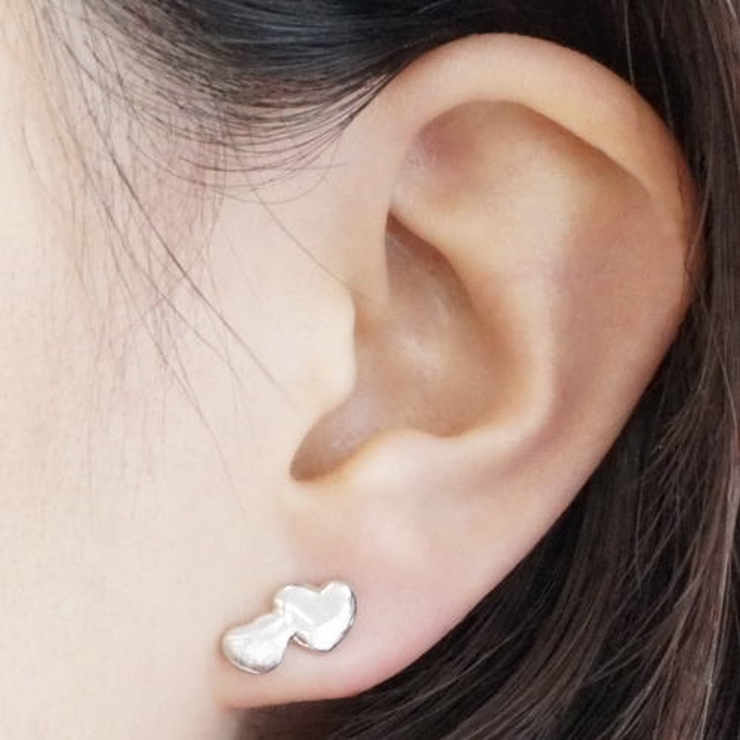 大きさの違うハートが横に並んだプレーンタイプのピアス Wハートで幸せをキャッチ … | アクセサリーショップPIENA | 詳細画像3 