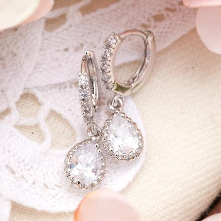 1粒ティアドロップがぶら下がる5連ジルコニアフープピアス 光を通すミルグレイン枠… | アクセサリーショップPIENA | 詳細画像1 