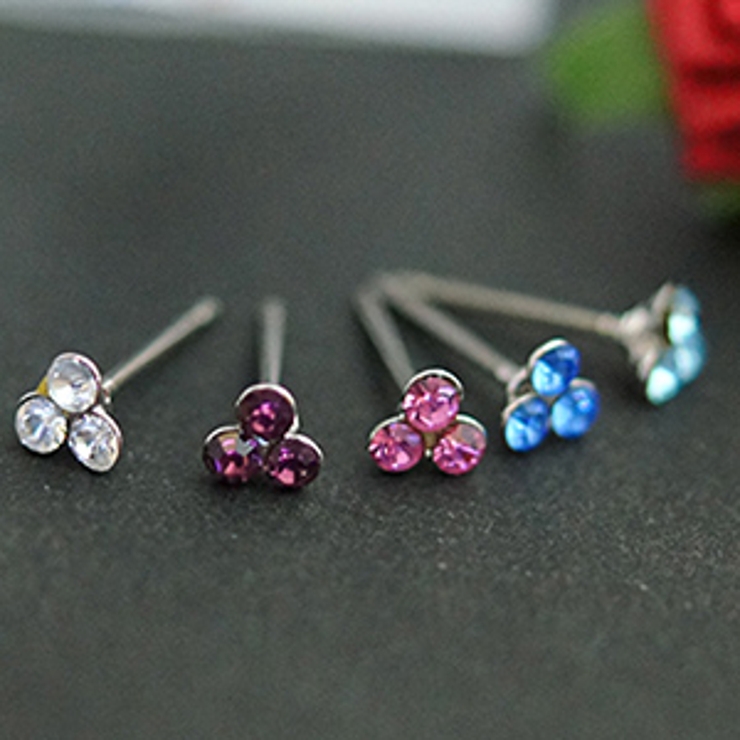 チタン製ポストのきらめくラインストーンが3つ並んだピアス | アクセサリーショップPIENA | 詳細画像4