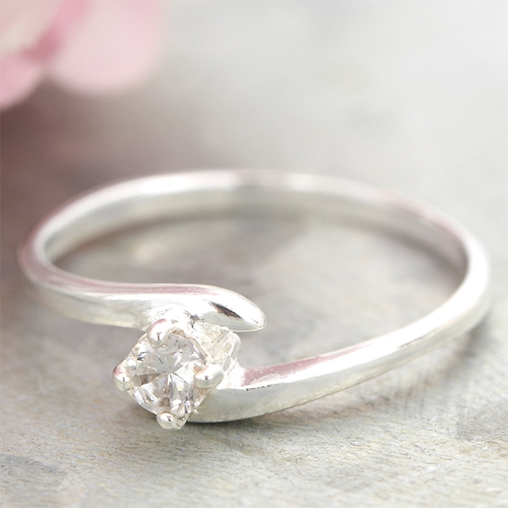 一粒のキュービックジルコニアを挟むようにセットされたシルバーリング ピンキーリン… | アクセサリーショップPIENA | 詳細画像1 