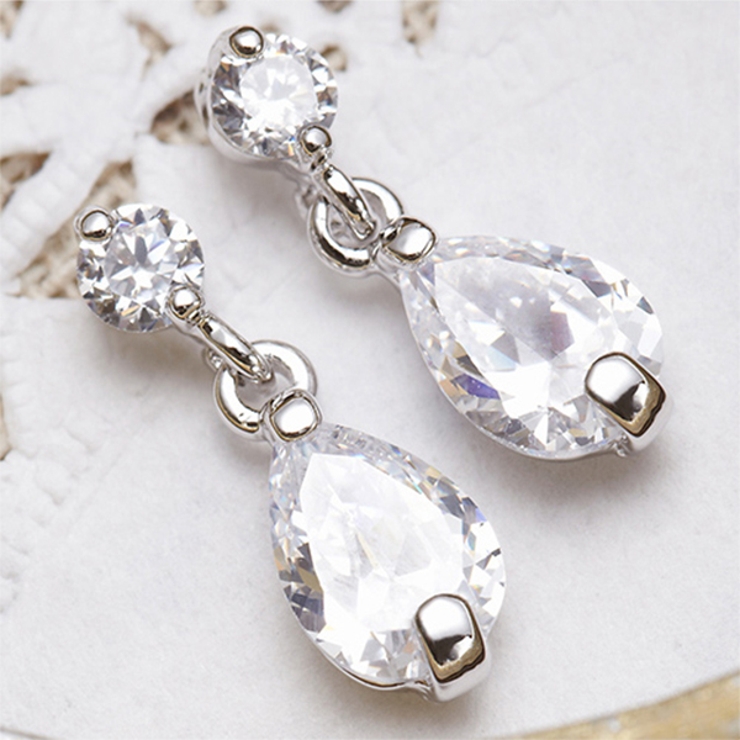 キュービックジルコニアが揺れる！チタン製ポストのピアス 滴 ティアドロップ | アクセサリーショップPIENA | 詳細画像1 