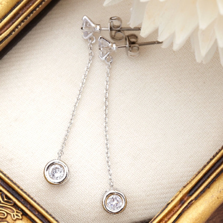 チタンポストのスタッドピアス 丸くカットされたキュービックジルコニアをチェーンで… | アクセサリーショップPIENA | 詳細画像1 