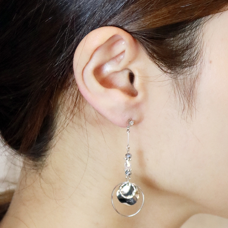 アジアンテイストなメタルラウンドモチーフが揺れるピアス 日本製 樹脂