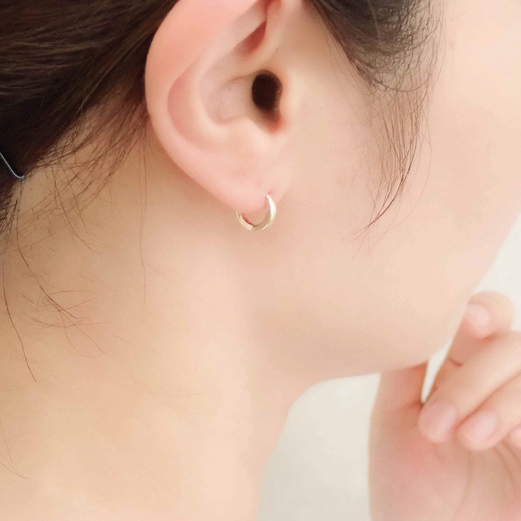 角の有るスタイリッシュな形 カチッと止まるワンタッチフープピアス 中折れタイプ | アクセサリーショップPIENA | 詳細画像4 