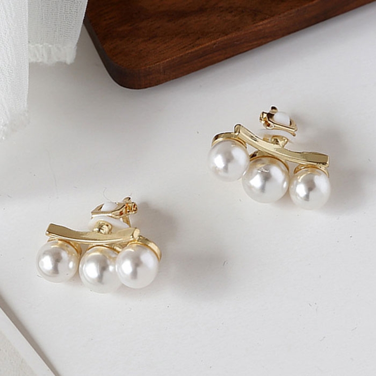 大粒3連フェイクパールイヤリング | RAKUku | 詳細画像3 