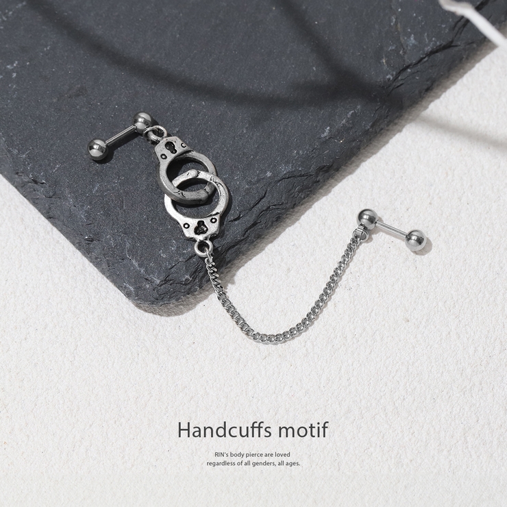 軟骨ピアス 手錠チェーン個性派Wチャーム揺れるクールハロウィン ボディピアス | ボディピアス専門店凛RIN | 詳細画像2 