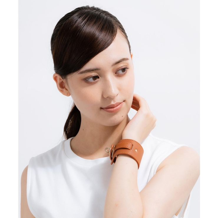 スタイルコラム | さっとはめてすぐお出かけ、手元を彩るブレスレット 
