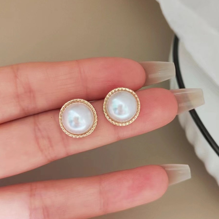 ゴールドフィニッシュメタル・JCロゴ入りパール スタッドピアス