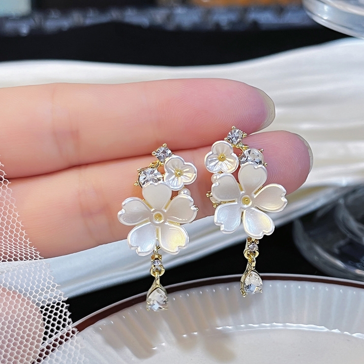 ホワイト | ピアス 揺れる 花 | shoppinggo