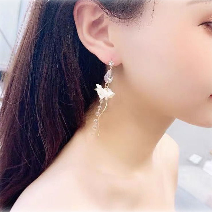 パールピアス 揺れるモチーフピアス 花 可愛い イヤリング 人気アクセサリー