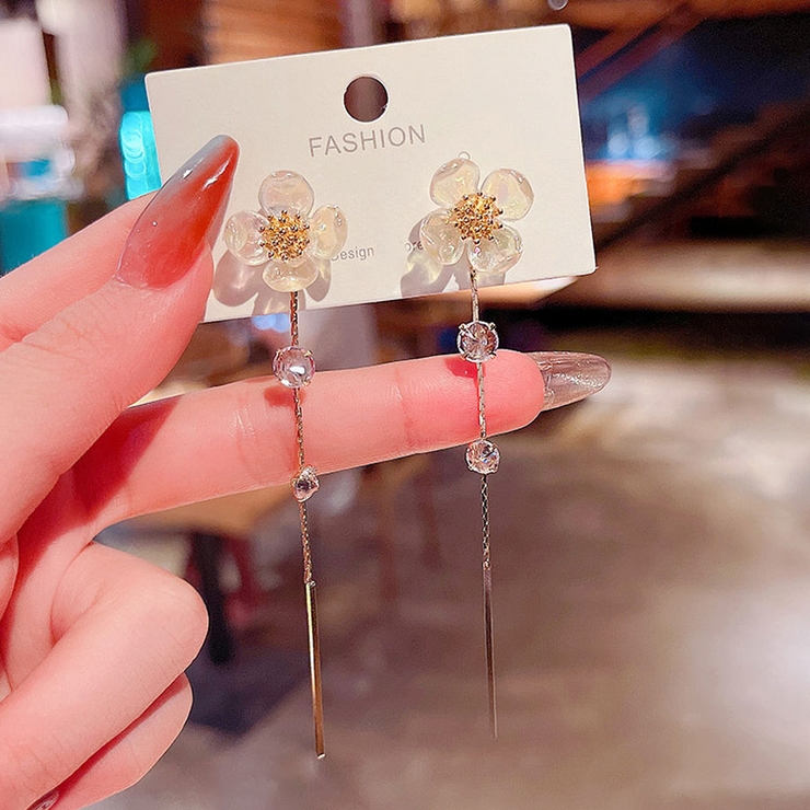 揺れるロングピアス 花 [品番：JRKW0002513]｜shoppinggo