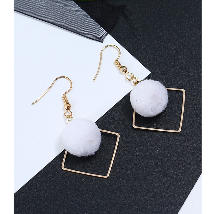ホワイト | ふわふわ ファーピアス 菱形イヤリング | shoppinggo
