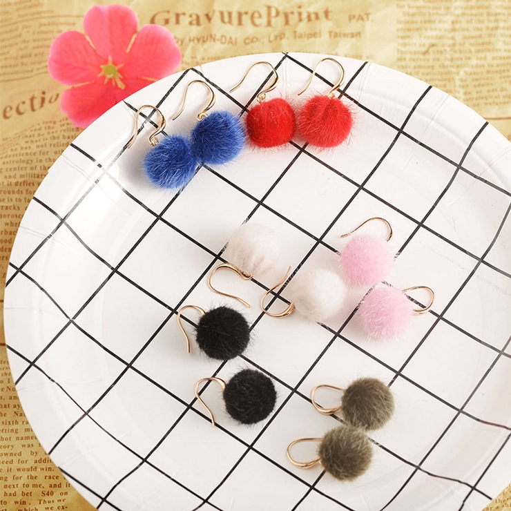 ふわふわ ファーピアス イヤリング[品番：JRKW0002689]｜shoppinggo