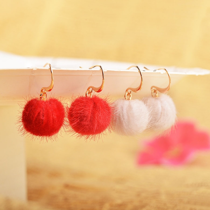 ふわふわ ファーピアス イヤリング[品番：JRKW0002689]｜shoppinggo