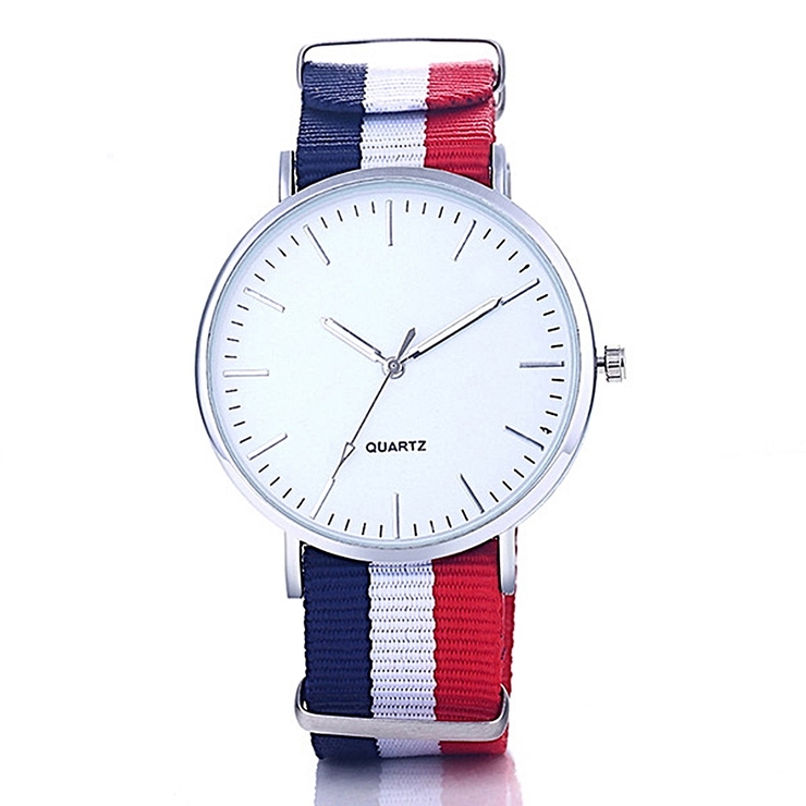 シンプルで洗練された北欧デザイン すっきりとしたラインで手首を飾る腕時計 シルバー