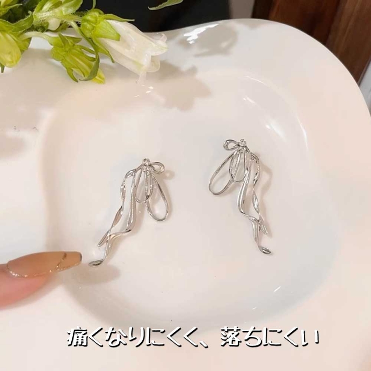 立体メタルリボンイヤリング 揺れない固定デザイン 大人のメタリックアクセ | VICTORIA | 詳細画像6 