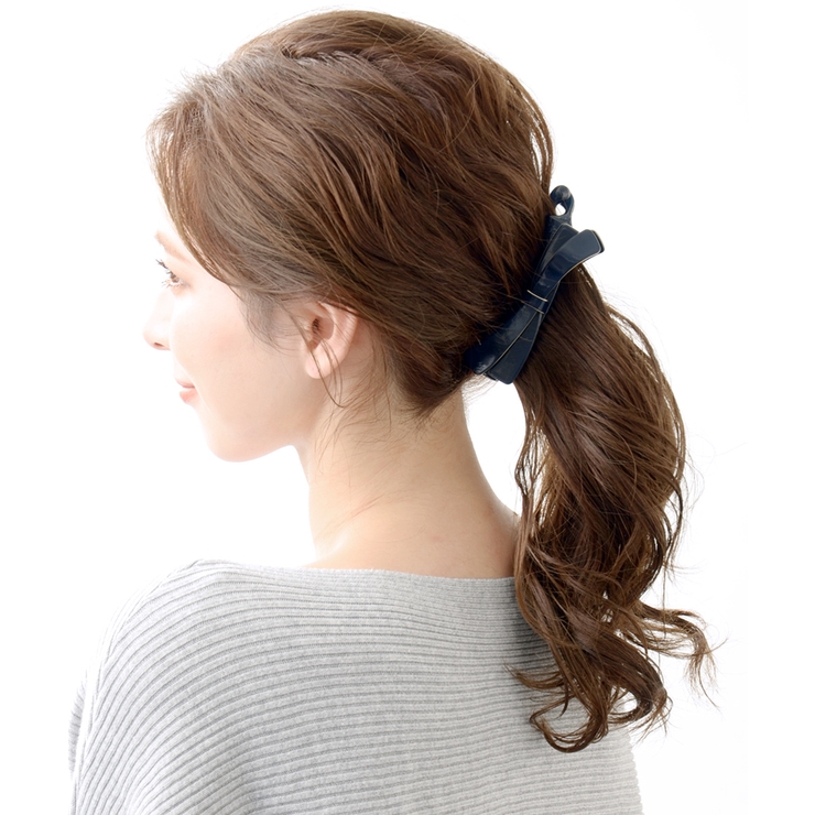 ネイビー | エナメル調リボンバナナクリップ シンプル 上品 | VINGTAINE